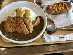 さて旅行記に戻りまして、
お昼は千畳敷のレストランへ。
夫はカツカレー、私はホットドッグを食べました。