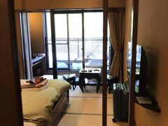 宿にチェックイン。
部屋は別邸「一花一葉」擬洋室になります。
前回は本邸でした。
