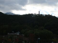 国領川を渡ったところで山の上に煙突が見えます。旧山根製錬所の煙突です。山の麓には別子銅山記念館と大山積神社があります。後で立ち寄る予定です。