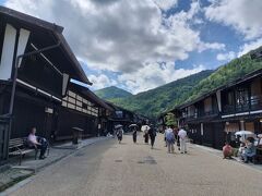 馬籠宿・妻籠宿に行ったことがあるけど、奈良井宿も似た風景。
昔の宿場町の雰囲気を楽しみながら散策。

ただ、道が広くて車がよく通るのだけは注意。