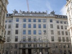 「ウィーン郵便貯金局」　1912年完成

工業化されたアルミを初めて使用するなど”近代建築運動の幕開けを告げる建物”などと云われている建築です。
もはやアールヌーヴォー特有の自由曲線的装飾ではなく、むしろ機械美を追求した装飾が施されています。
