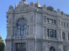 アルカラ通りに建つスペイン銀行(Banko de Espana)本店はバンコ・デ・エスパーニャ駅(Banco de España)の真ん前にある。
このスペイン銀行の金庫室にはスペインの貴金属の総埋蔵量の 3 分の 1 が保管されているという。それだけに独特の厳重なセキュリティシステムが設置されているようでネットで調べると、「シベーレスの噴水」がそのセキュリティシステムに関わっていることがわかった。地下 35 m にあるその金庫室は何重もの防犯装置によって守られており、その究極の仕組みというのが実にユニークである。万一、何者かが金庫室に侵入した場合、噴水の水が自動的に地下に誘導されて金庫室を満たす仕掛けになっているのだとか。まるでインディ―ジョンズの世界のようなのだ。下記のサイト（英語）に詳細が紹介されている。
https://www.eyeonspain.com/blogs/iwonderwhy/21395/spains-safest-safe.aspx
https://madridsensations.com/121007-chamber-of-gold-cibeles-fountain/
