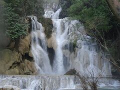 クアンシーの滝（上流まで滝が続いています。）この上にプールの様な池がありますが、今は水量が多く、行けません。