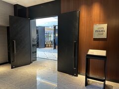 神奈川県横浜市『Hilton Yokohama』ホテル棟 3F【Parade】

『ヒルトン横浜』のオールデイダイニング【パレード】の
エントランスの写真。

朝食、ランチ、デザート、ディナーをビュッフェスタイルで
提供しているオールデイダイニングです。
アールデコの庭園をコンセプトに作られ、日中には窓からやわらかな
日の光が差し込む店内では、時間帯に合わせたバラエティー豊かな
料理の数々をお楽しみいただけます。

私たちは翌日の朝食は【エグゼクティブラウンジ】でも
利用可能なのですが、こちらのオールデイダイニング【パレード】で
いただきました。