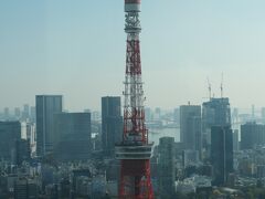 森JPタワー33階の「スカイロビー」
正面に東京タワーが、、、
64階建ての33階だが東京タワーの展望台が下に見える。(笑)