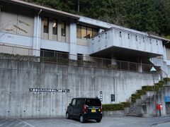 途中、郷土資料館の前のバス停で途中下車。
郷土資料館で檜原村についていろいろ「勉強」しました。
小さいながらも鉄筋コンクリート２階建ての立派な資料館です。
入館無料でした。