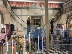 1761年創業の老舗ロウソク店セレリア・スビア。クラシックな階段のある店内。