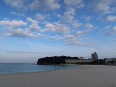翌早朝、白良浜を散歩。弓形の砂浜が綺麗