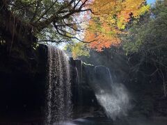 舞い上がった水しぶきに太陽光が差し込みます。その上の紅葉と合わせると、本当に日本の滝って感じです。