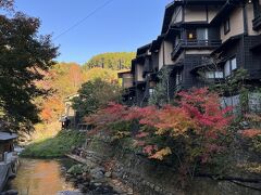 こちらは、紅葉がとてもきれいですね。
その上の建物も日本家屋風。