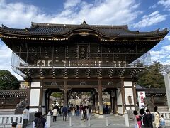 成田山新勝寺、総門に到着～。