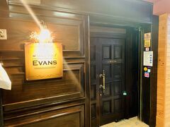 23:00 EVANS
その後二軒挟んで五軒目に来たのがこちらのバー。
二軒目で仲良くなった常連さんにおすすめしてもらったお店です。
観光客で一見で入るには勇気いりましたが酔いに任せて入店。