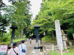 11:25 中尊寺
毛越寺から歩いて20分ほど、中尊寺の入り口に到着しました。
次回平泉に来た最大の目的、念願の中尊寺へ入っていきます。