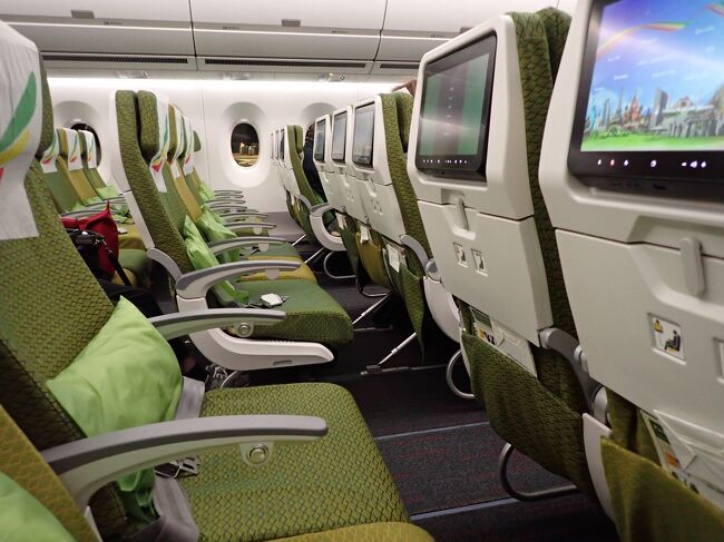 ET673便、機材がB787からA350-900に変更になって、数センチ座席の幅が広くなった<br />それより、このガラガラ状態、ラッキーチャチャチャ<br />インチョンより乗り込んでくるのかと思いきや、それ以降もガラガラで3席ゲットは当たり前