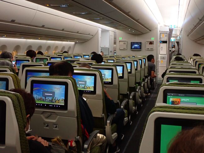 インチョンから大勢乗り込んでくるかと思ったけど、引き続きガラガラ状態<br />みなさん漏れなく３席確保できるみたい