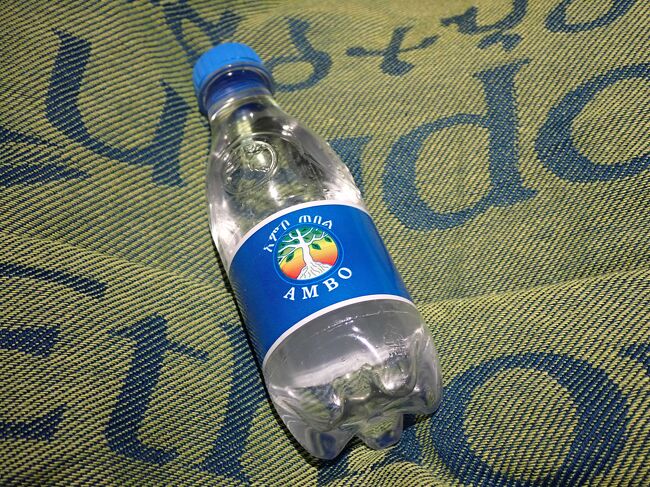 GONTARAお勧めの機内で快適に過ごす術<br />エチオピアにはアンボと言う飲料が有って、機内でもリクエストすれば貰う事が出来ます<br />ガス入りの水なのですが、手元に水分を確保しておくのに役立ちますし、ギャレーで中身を入れ替えてもOKだし、便利グッズですよ