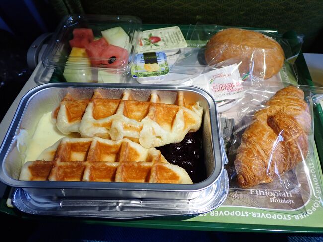 アディスアベバ到着前にトータル３回目の機内食<br />ワッフルは美味しかったけど、フルーツが硬かった