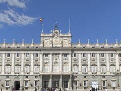 マドリード王宮(Palacio Real de Madrid)。
床面積においてヨーロッパ最大と言われる王宮。20世紀前半まで代々のスペイン国王が暮らしてきた宮殿だが、現在は国王や王族はここに住んではいない。マドリード西部のはずれにあるサルスエラ宮殿（Palacio de la Zarzuela）という、もっと慎ましい場所に好んで住んでいるとか。だが、この宮殿は今もなおスペイン国王の公式の宮殿として鎮座し、公的な行事の際に使用されている。
現在見るこの建物は1734年の火災で当時の建物が焼失したためフランスのヴェルサイユ宮殿を参考に1738年から1755年にかけて再建されたものとか。王宮は別名オリエンテ宮とも呼ばれ、3000室以上の部屋のいたるところに、ベラスケスやフランシスコ・デ・ゴヤといった芸術家たちの作品が贅沢に飾られているという。
