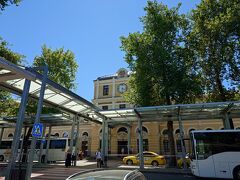 バスはプロヴディフの鉄道駅の前に到着しました。