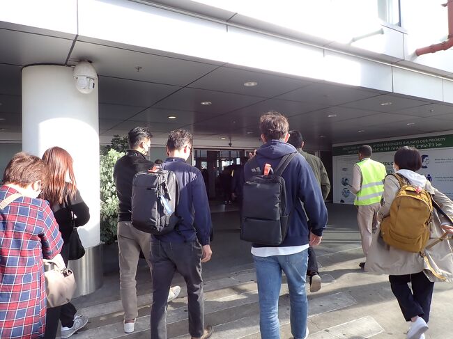 到着も１５分程やけど遅れてるし、元の乗り継ぎ時間が５５分しか無いので、沖止めから沖止めへの移動かと思いきや、ターミナルビルへ