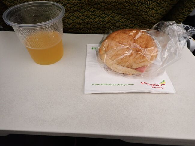 ET921便は機材はB787、９列配置で超絶狭い（以前はアディスアベバまでこの機材）<br />直ぐに軽食が提供された、このサンドウィッチは美味しかった