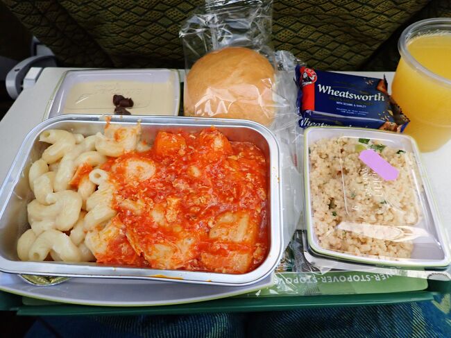 トータル５回目の機内食<br />伸びきったパスタは食べたけど、クスクスなのかおからチックなものは食べられなかった