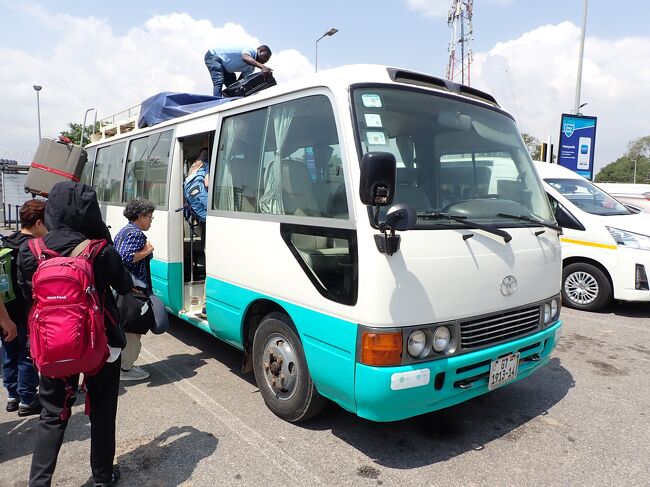 これからナイジェリアまでお世話になるトヨタコースター<br />スルーガイドはマリの手配会社の社長のクンタさん、何となく上から目線で僕は好きでは無かった<br />ドライバーはガーナ人のサミーさん<br />１１日間よろしくお願いします