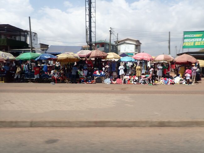 雑然とした路上マーケット