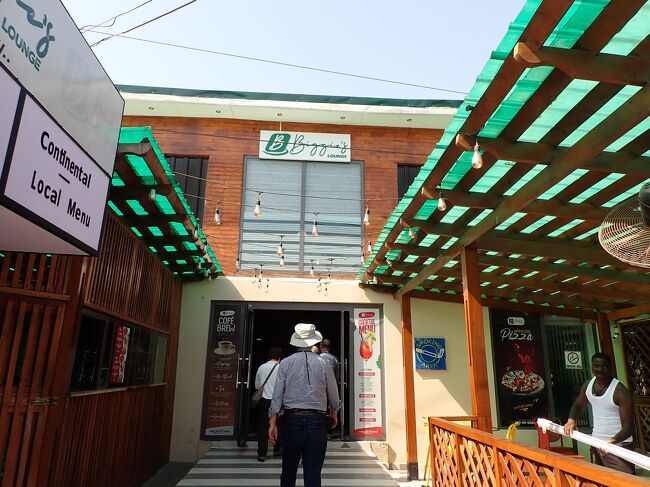 直ぐに昼食のレストラン