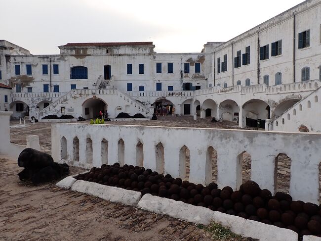 正面が総督の部屋<br />大砲の球はオリジナルだそうです