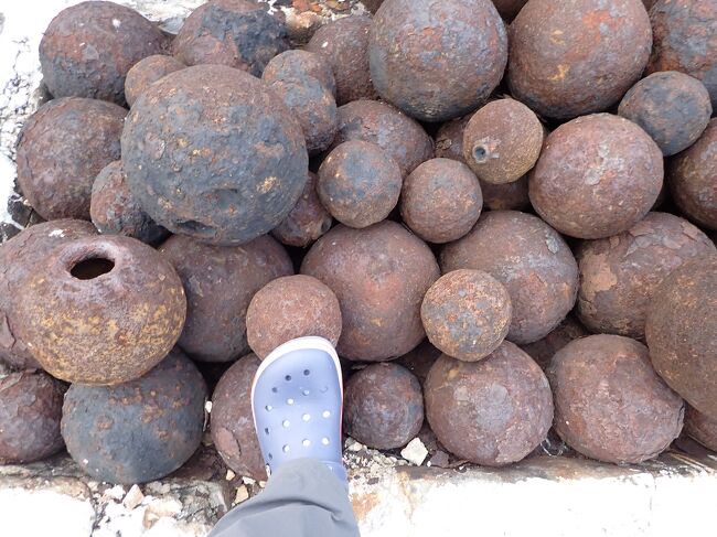 小さな大砲で約１km、大きな大砲で４km飛んだとか