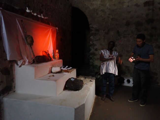 元々この場所には船積みの為の通路が有ったそうですが、現在は閉じられ、この場所に来られた黒人奴隷の子孫の方々が祭壇を設けて祈りを捧げておられるそうです