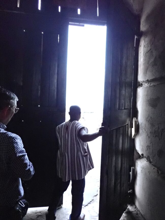 帰らずの扉から船に乗せられると、二度とこの門をくぐることは無かった