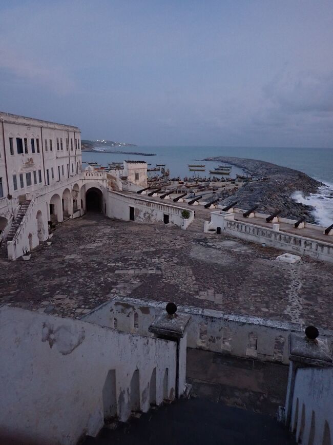 中庭に集められた女性奴隷は総督から一夜の友を命じられ、その時にはシャワーを浴びる事が出来たそうですが、拒否すると炎天下に放置されることとなったそうです