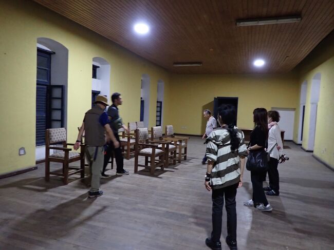 この部屋は奴隷たちのオークションが行われた場所で、買い手の焼き印が押された