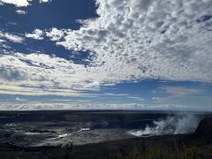 まずは、キラウエア火山噴火口へ

ちょっと天気が微妙ですが・・
噴火口からモクモクと煙が上がっている姿
に圧倒されます！