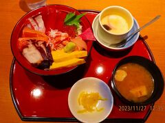 帰路では乗換の上野駅の『上野の森さくらテラス』で海鮮丼を戴きました。