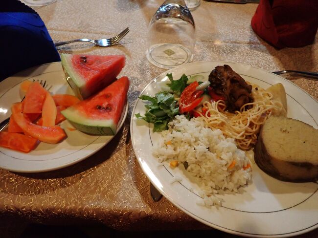 パパイアは野菜パパイア？<br />硬くて食べられない<br />明日は活気のあるエルミナの漁港を見学します