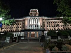神奈川県庁本庁舎（キングの搭）を通ります。ライトアップがキレイ。