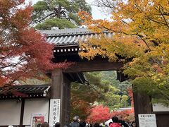  　こちらが永観堂の入り口。こんなに並んでいるのが見えます。15時の時点。
「もみじの永観堂」と古くから言われていますものね。