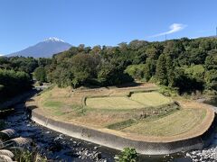 地図を見ると棚田があるらしいので、少し畦道を歩きました。

竹之下の棚田と富士山。稲の刈り取りは終わっていました。夏に緑の稲とか、秋に黄色の稲とかだったら、もっと絵になったかなア。