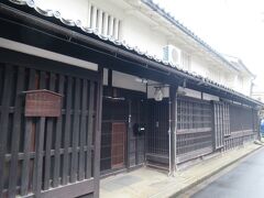 御堂筋沿い、称念寺の向かいに建つ、江戸時代に米屋を営んでいた方の住居です。18世紀中ごろに建てられた建物で、1階部分が木造、2階部分が低くなった“つし二階”の白壁になっています。商家らしさが感じられる落ち着きある建物です。内部は今井町の民家の特徴である六間取りで、大きな店の間や出格子、連子窓などが備わった典型的な商家です。
