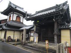 今井町の中核をなしていた寺で、今井町はこの寺の寺内町として発展しました。室町末期に本願寺の一家衆今井氏が道場として造ったのが始まりで、江戸初期に浄土真宗寺院となりました。山門は廃仏毀釈の折、現在の談山神社にあった門を移築したもので、ケヤキ一枚板の扉はみごとです。