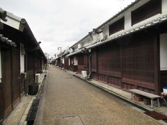 今井町の地図を片手に、有名な住宅や神社仏閣を訪ねました。重要伝統的建造物群保存地区に指定されている今井町は観光に力を入れていて、ボランティアガイドの方が要所にいて説明をしてくれました。時々車が通る他は、のんびり歩いていても危なく感じることはありませんでした。静かな町なので、観光客の話し声も自然と小さくなっていました。豪商だった家の保存と住んでいる人の防火対策にも触れることができました。