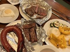 お部屋に持ち帰り夕飯、お肉も美味しいがソーセージがじゅーしでとっても美味しかった