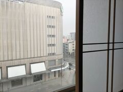 〈2日め〉

朝起きると
天気予報通り、今日も雨、、

あちらに見えるのが
ゆうべお惣菜を購入した百貨店
富山大和です^⁠_⁠^


朝風呂してから
チェックアウトしました


掃除が行き届いて清潔な館内、
接客も感じ良く、
温泉がサイコーの
良いお宿でした(⁠^⁠^⁠)



