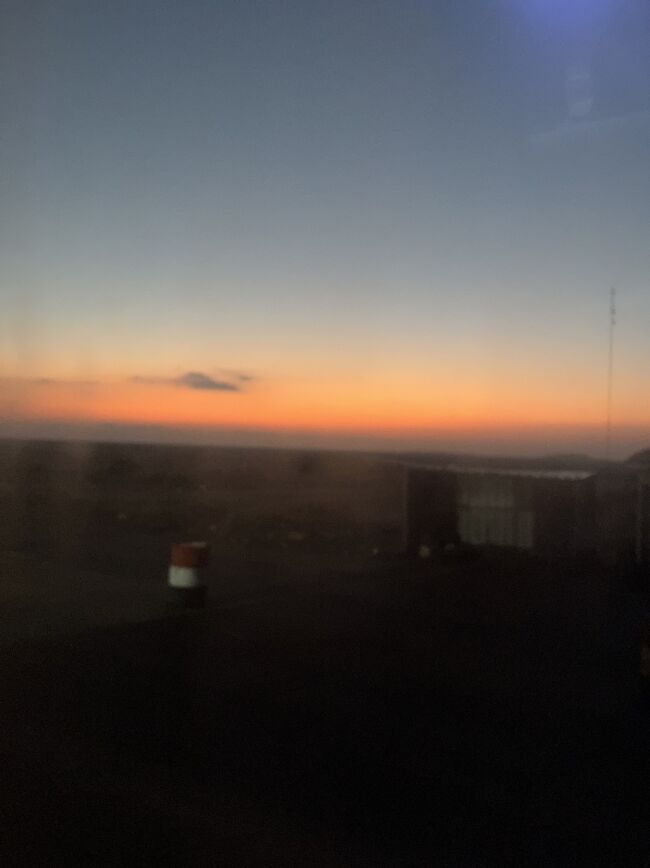 事前に調べた情報だと、カイロからシワまでバスで10時間。<br />しかし途中に手荷物検査があったり、ドライバーの休憩時間もありと、約12時間かかった。<br /><br />まあ、ほぼ寝ていたので、気づけば車窓から見える景色は朝焼けだった。