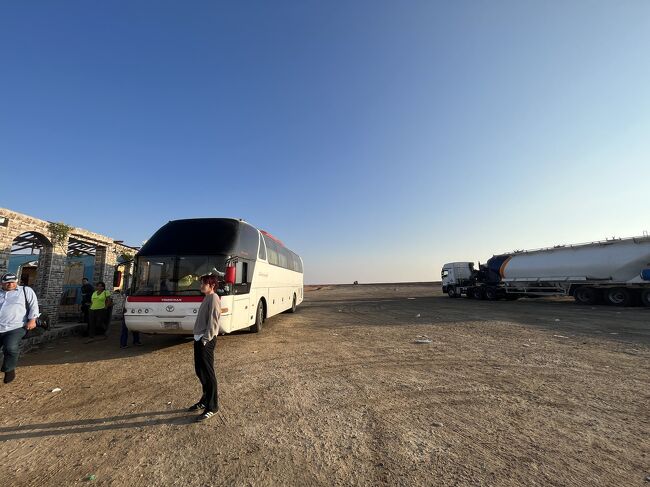 シワまではまっすぐな直線の道が1本。<br />右を見ても左を見ても地平線でした。<br /><br />写真は最後の休憩スポットにて。<br />休憩だよー！とか一言もなく突然停まり、出発時間もわからないまま自由に降りるスタイル。