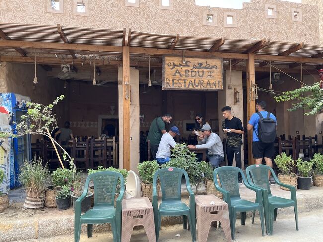 10分ほどチャリを走らせ、シティに着きました。まず腹ごしらえ。<br />グーグルマップで群を抜いて評価されていた「アブ・レストラン」へ。<br /><br />エジプト人は午後2時以降にお昼ご飯を食べるらしく、私がレストランに着いた頃はまだお客さんはまだら。