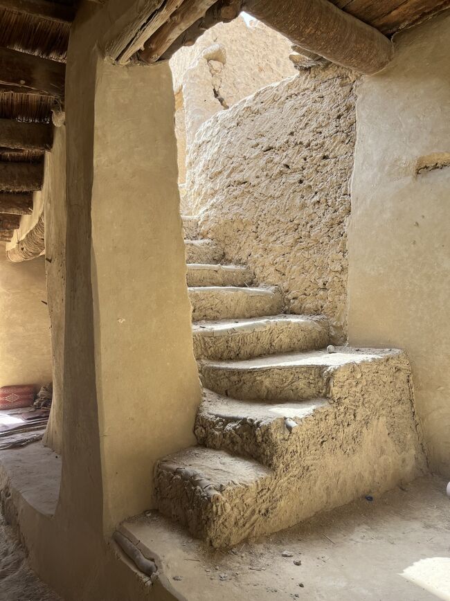 食後、レストラン周辺の散策へ。<br />周辺はシワで一番の繁華街で、観光客向けのお土産屋さんがありました。<br /><br />少し行くと、シャリ要塞があるので、そちらへ向かって自転車を走らせました。